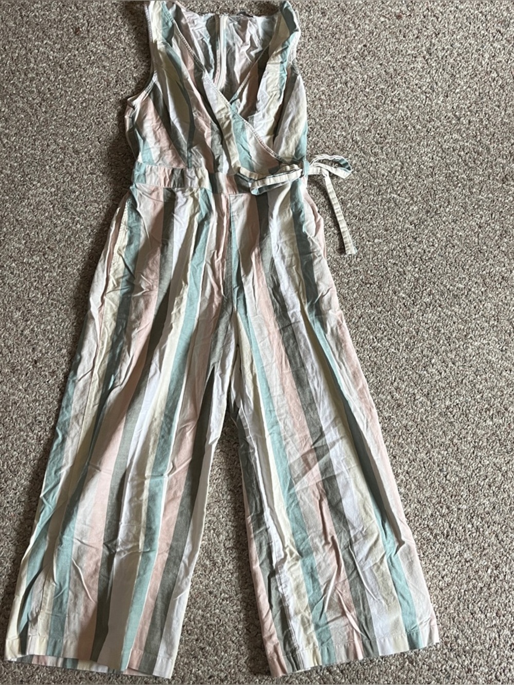 Lucky Brand Women's Sleeveless V Neck Tie Waist Daisy Jumpsuit cropped medium